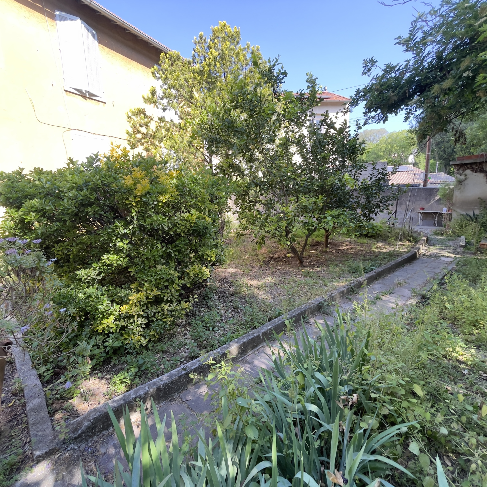 Opportunité à Saisir  : Appartement T2 à Rafraîchir dans le Secteur Toulon Ouest