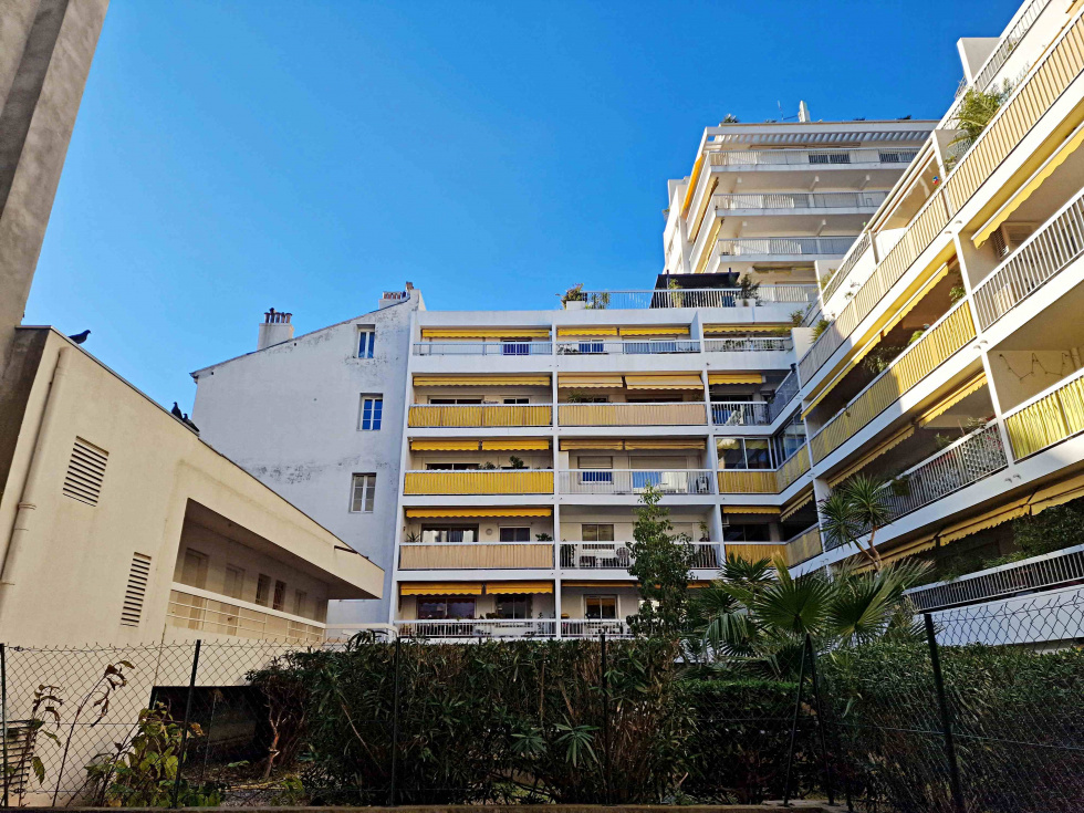Découvrez ce charmant appartement de type T2, idéalement situé en plein centre-ville de Toulon, à proximité im